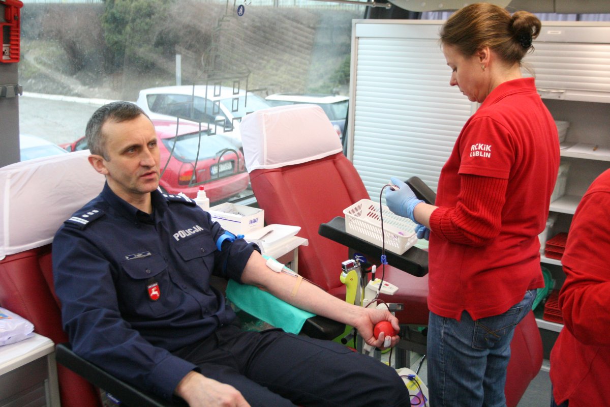 Komendant Wojewódzki Policji w lublinie oddaje krew.