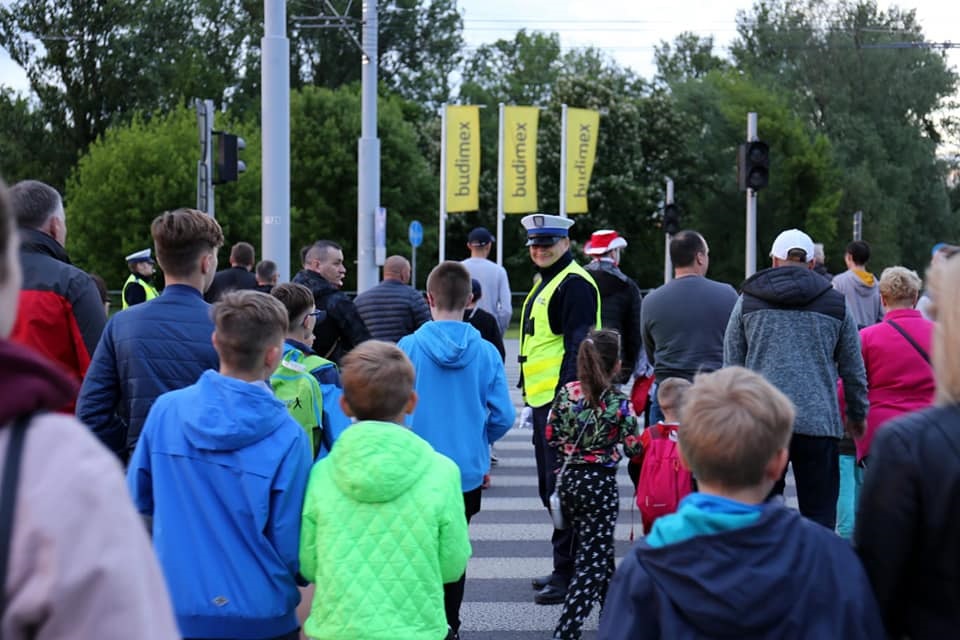 fot. policjantka podczas zabezpieczania meczu pod stadionem 