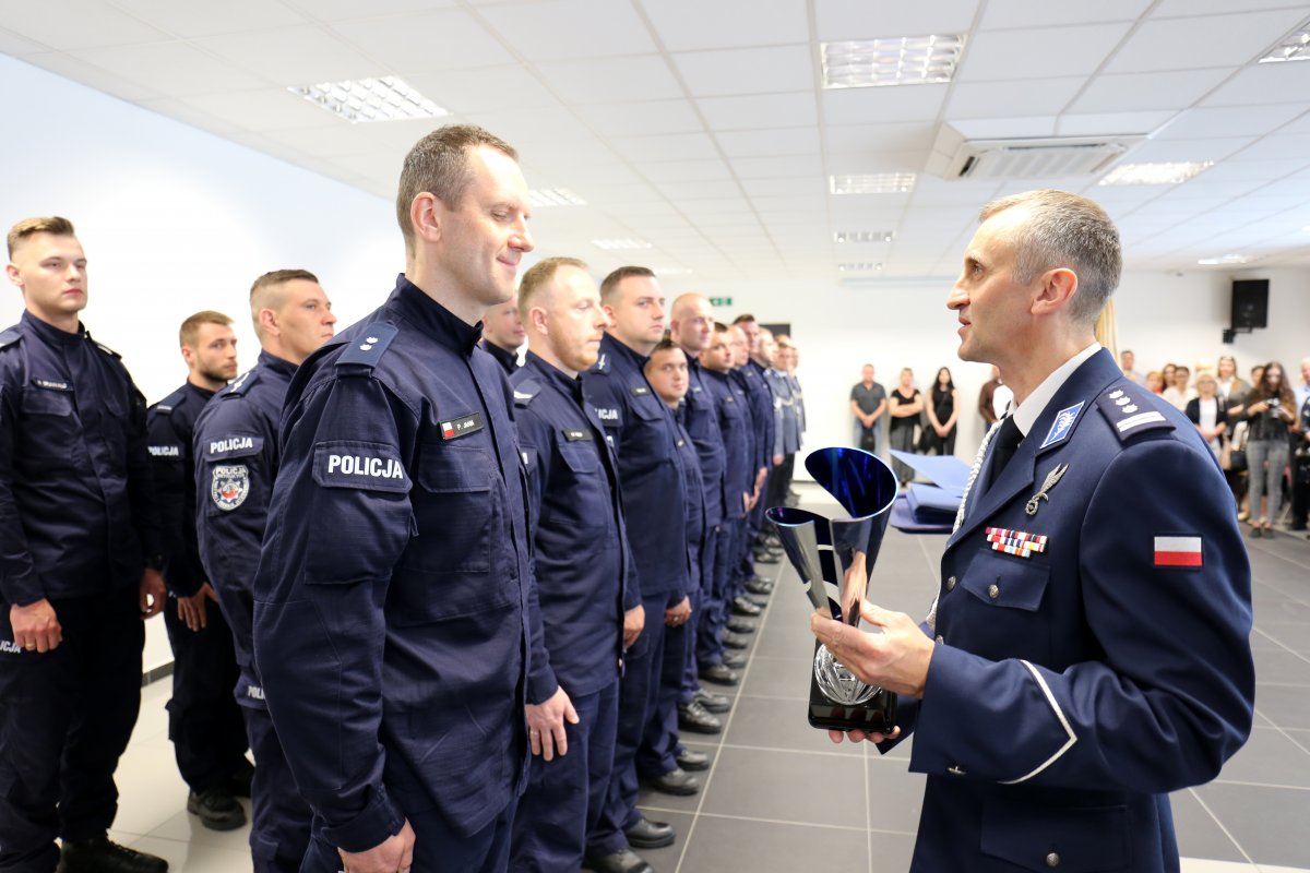 Komendant KWP w Lublinie wręcza puchar policjantom OPP w Lublinie