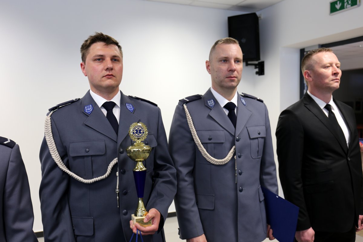 policjanci z pucharem za III miesjce w konkursie