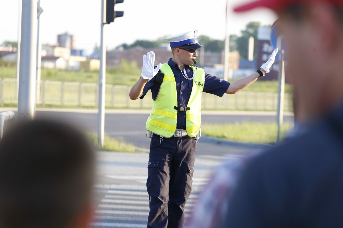 policjant kierujący ruchem