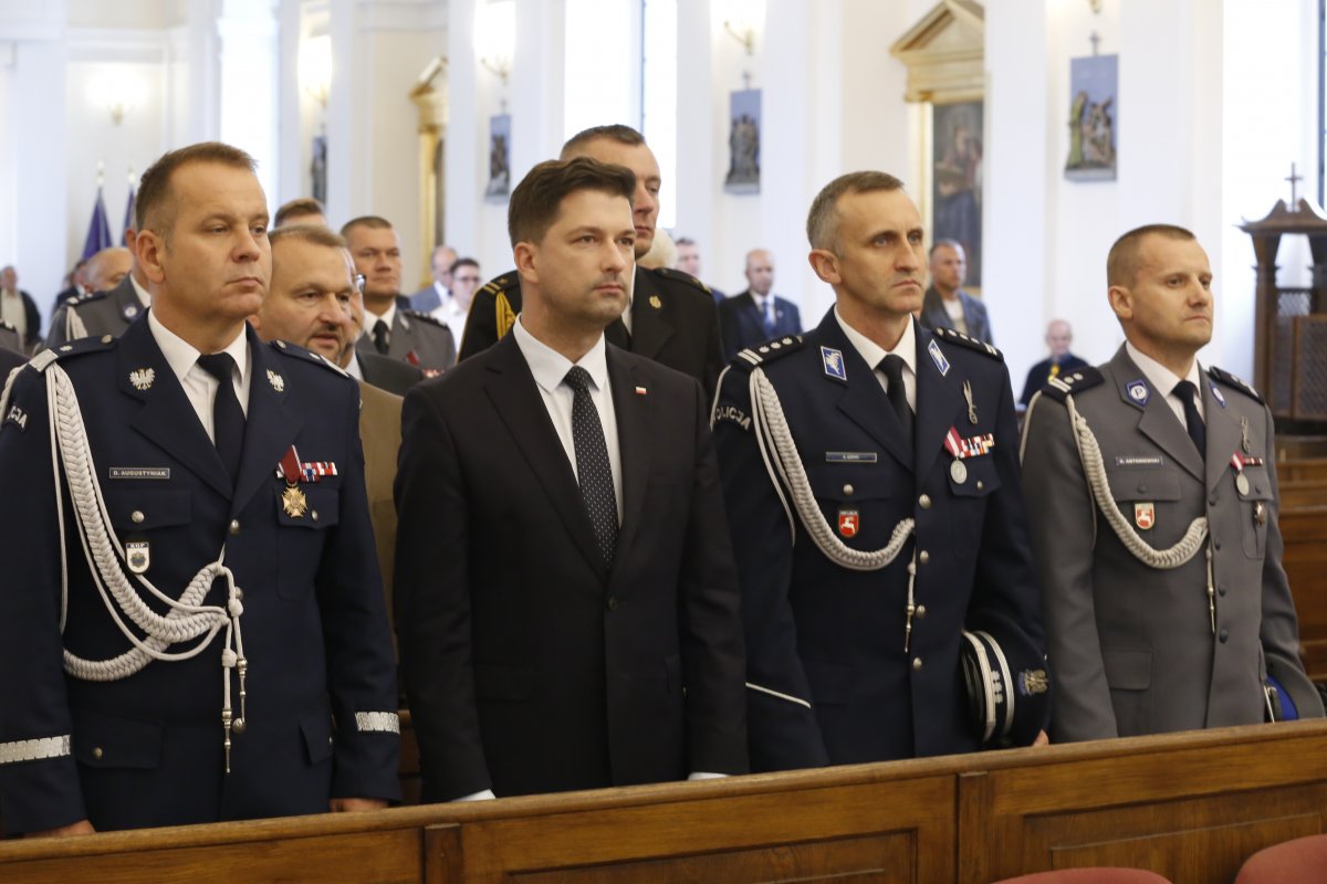 kadra kierownicza Policji i Sekretasz Stanu MSWiA w kościele 