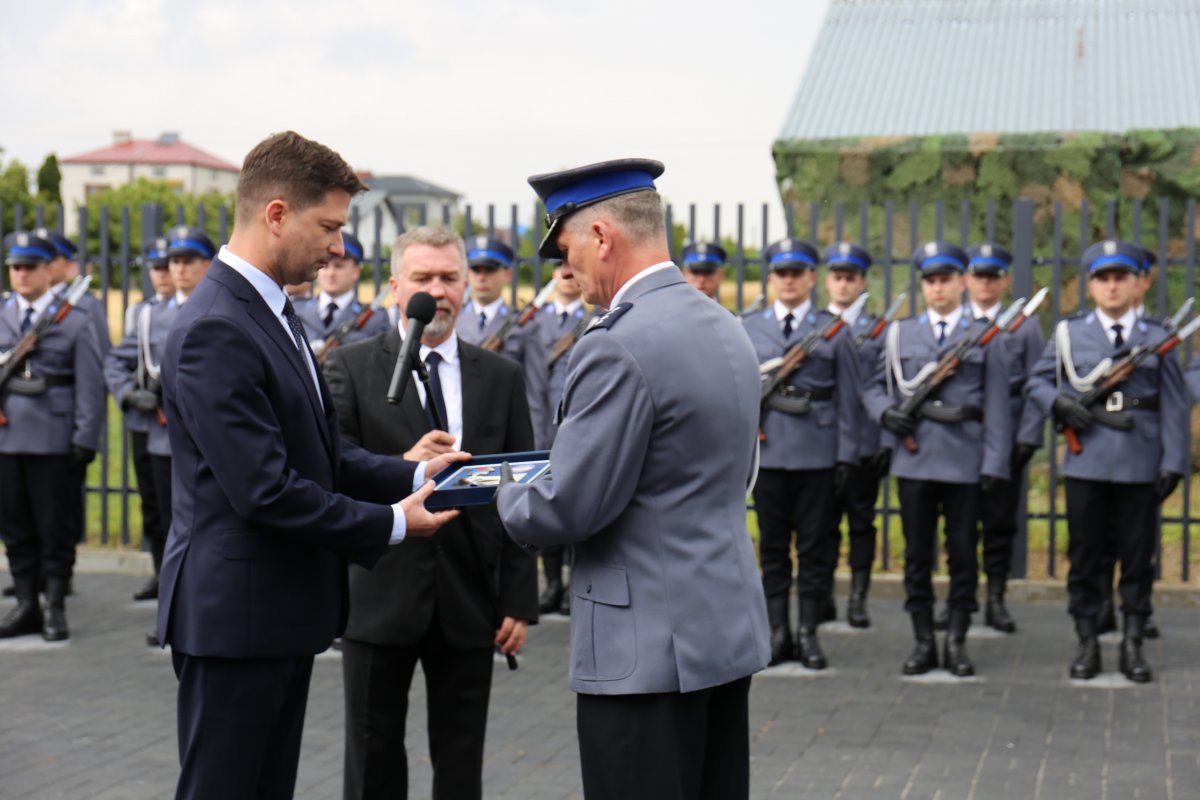 fot. przekazanie symbolicznego klucza do nowej jednostki Policji 