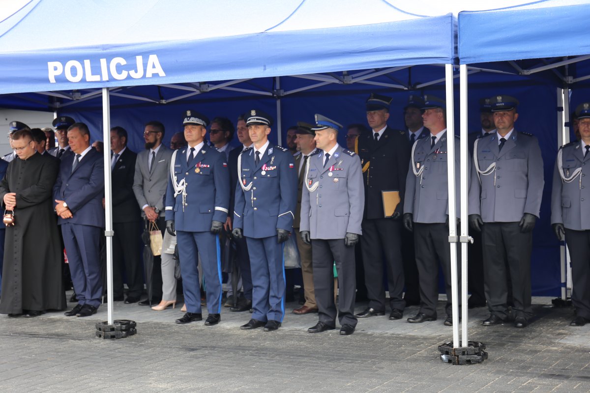 fot. uczestnicy uroczystości na placu przez budynkiem KP w Kocku 