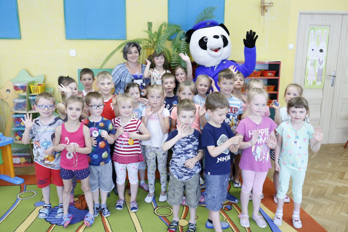 Przedszkolaki na grupowym zdjęciu.