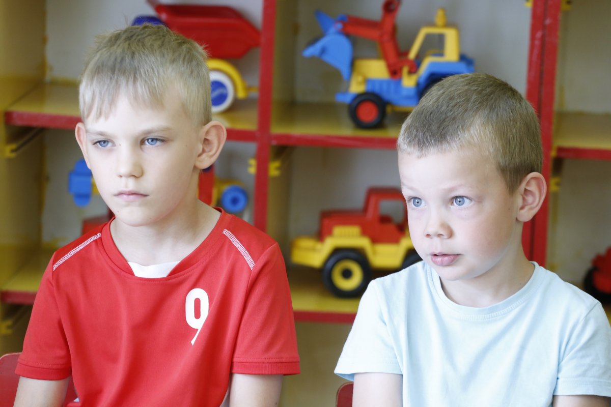 Przedszkolaki odpowiadaja na pytania.