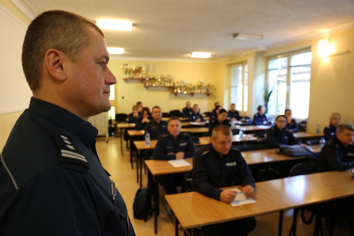 policjanci podczas rozwiązywania testu