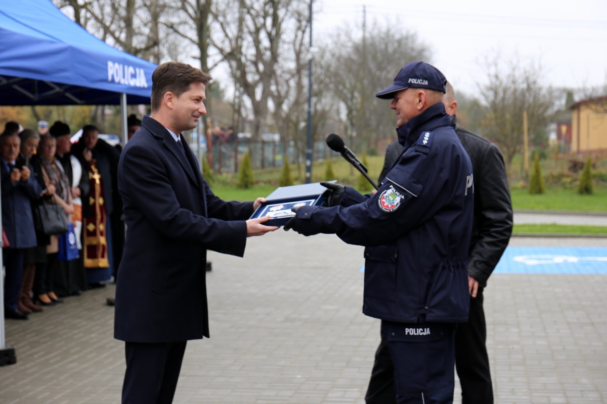 Minister przekazuje symboliczny klucz komendantowi