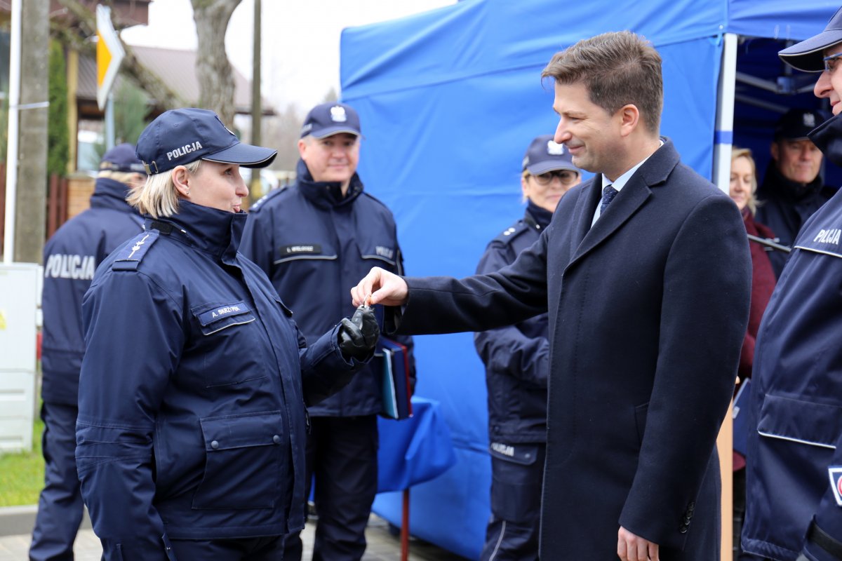 minister przekazuje policjantce kluczyki do nowego radiowozu