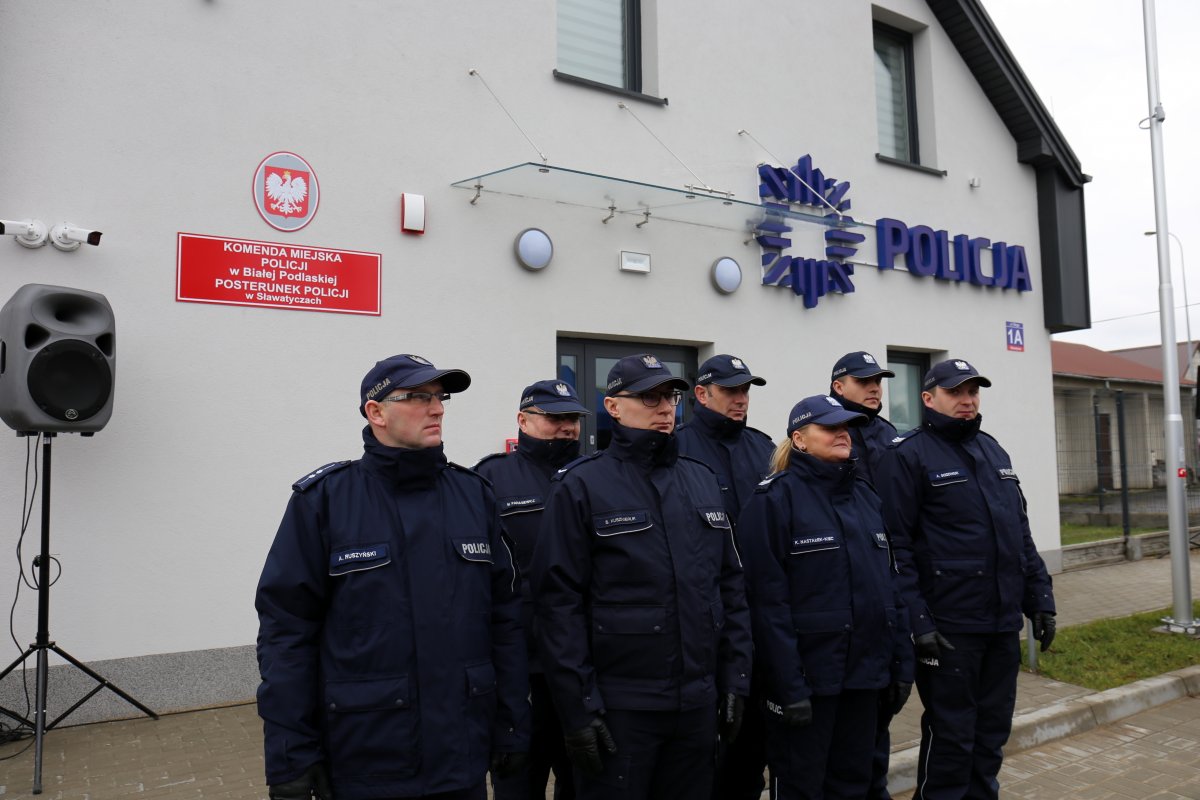 policjanci przed budynkiem posterunku