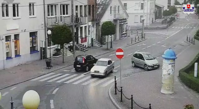 Zdjęcie z monitoringu przedstawia toczące się auto bez kierowcy w centrum miasta.