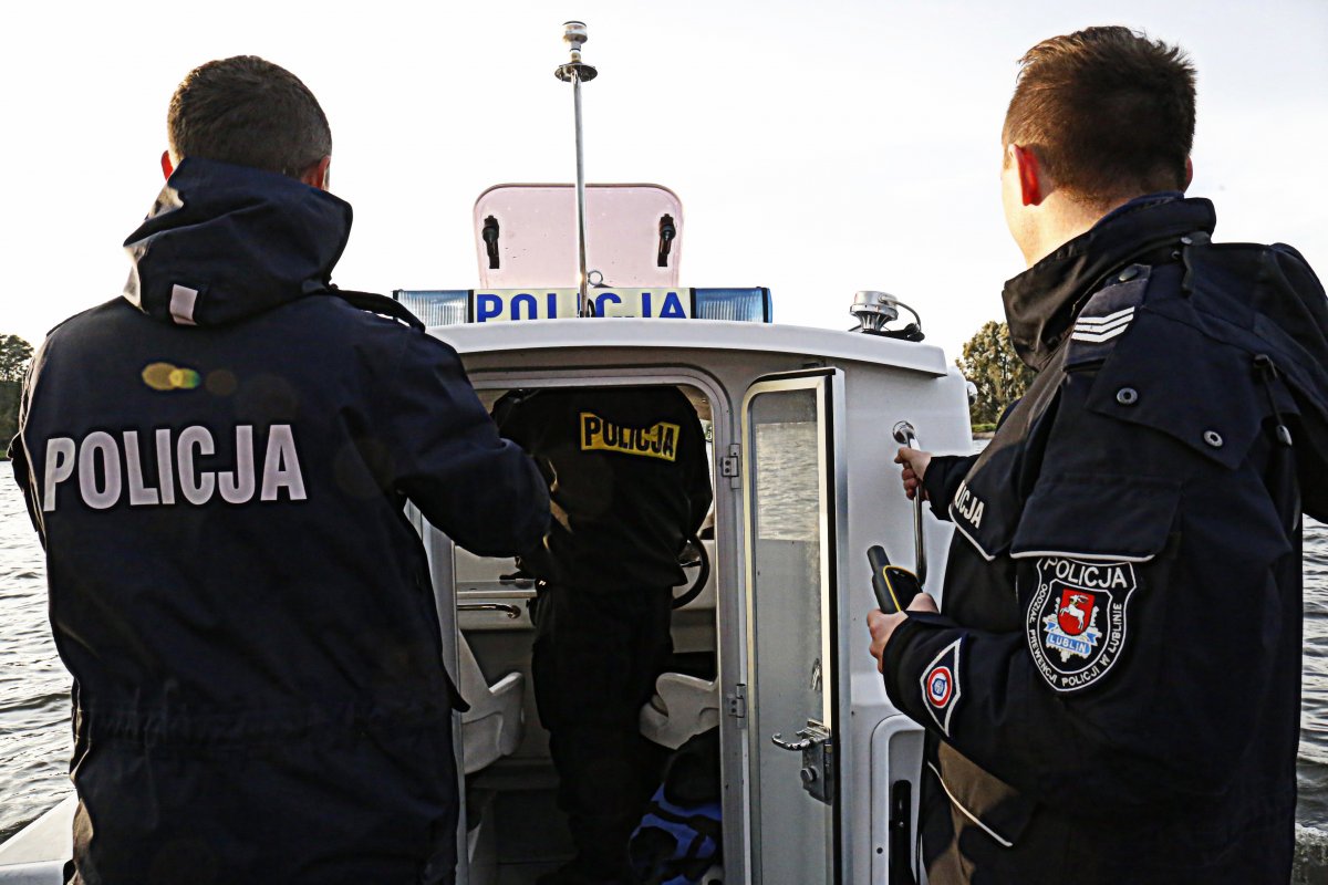 policjanci patrolują zalew na łodzi 