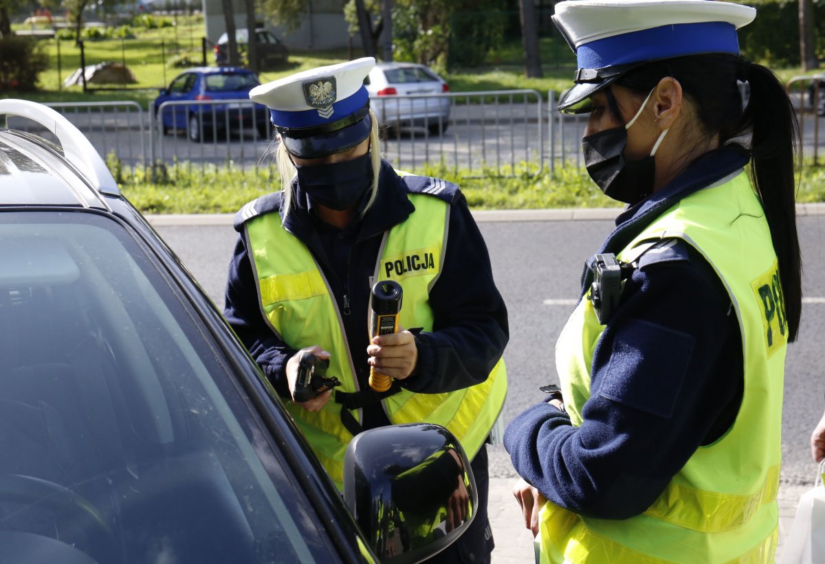 policjantki podczas kontroli drogowej