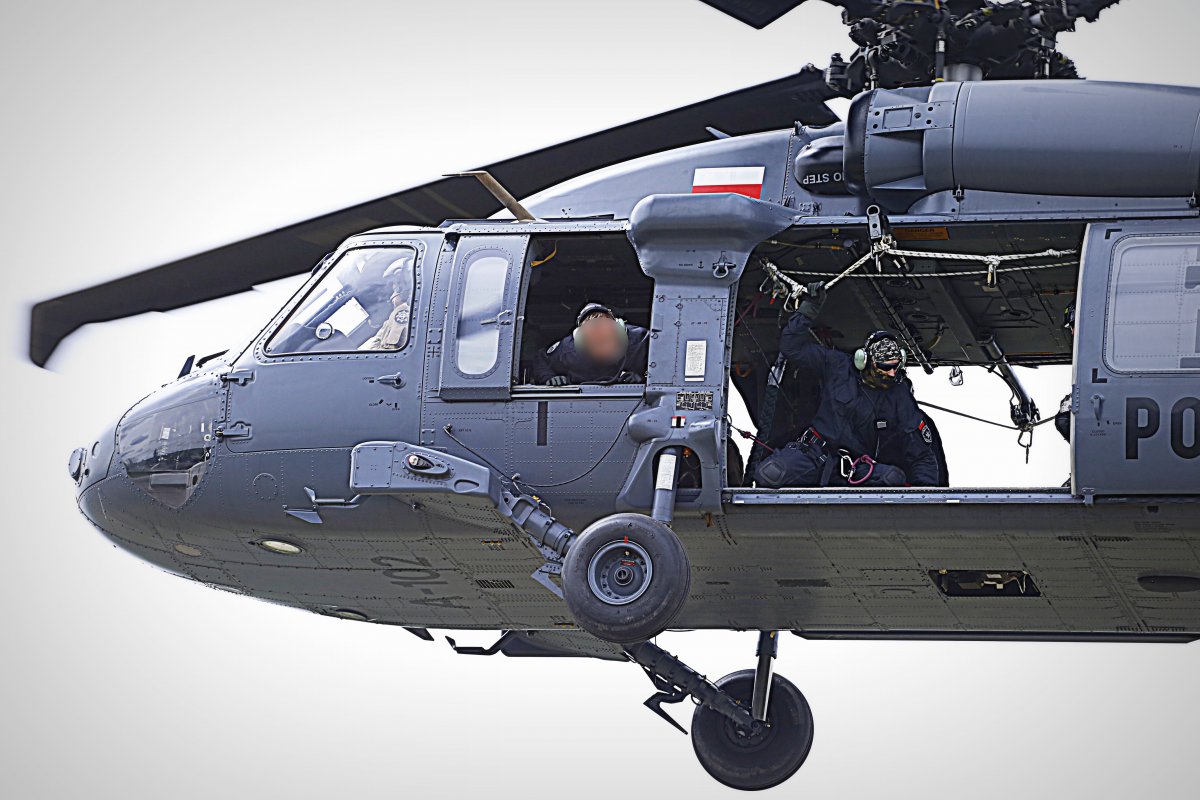 Policyjny Black Hawk w powietrzu wewnątrz załogai i kontrterroryści.