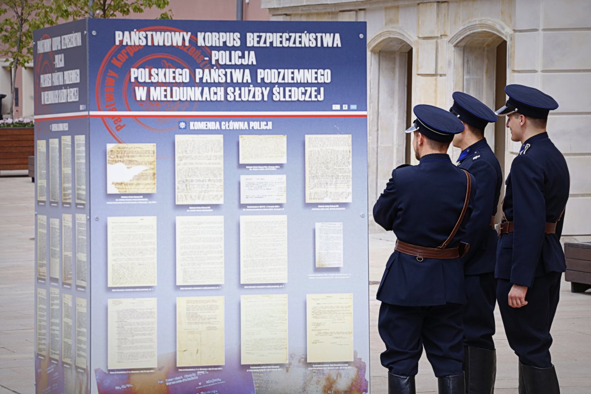 policjanci oglądaja wystawę