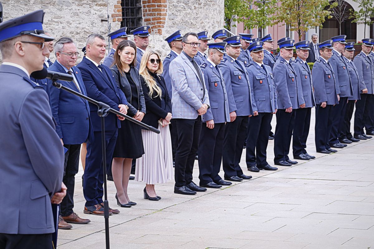 policjanci i goście stoją podczas uroczystości