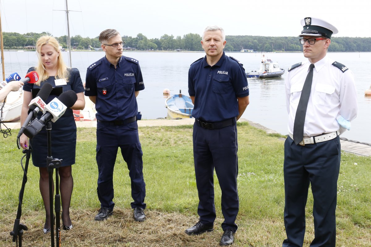 Zdjęcie przedstawia briefing z udziałem dziennikarzy. Od prawej na zdjęciu Naczelnik Wydziału Inspekcji Wojewódzkiego Inspektoratu Transportu Drogowego w Lublinie Paweł Gruszka, Komendant Wojewódzki Policji w Lublinie insp. Artur Bielecki, rzecznik komisarz Andrzej Fijołek oraz rzecznik Katarzyna Wnuk.