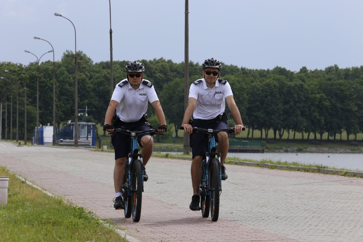 Policjanci patrolują na rowerach zalew zemborzycki .