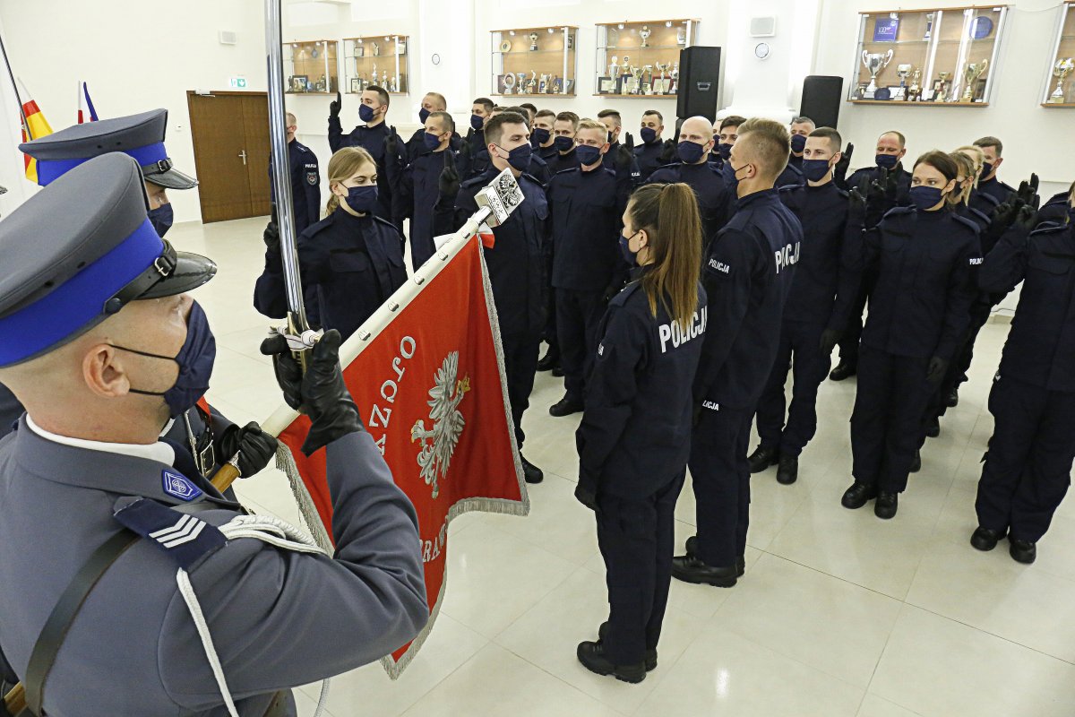 młodzi policjanci ślubują na sztandar