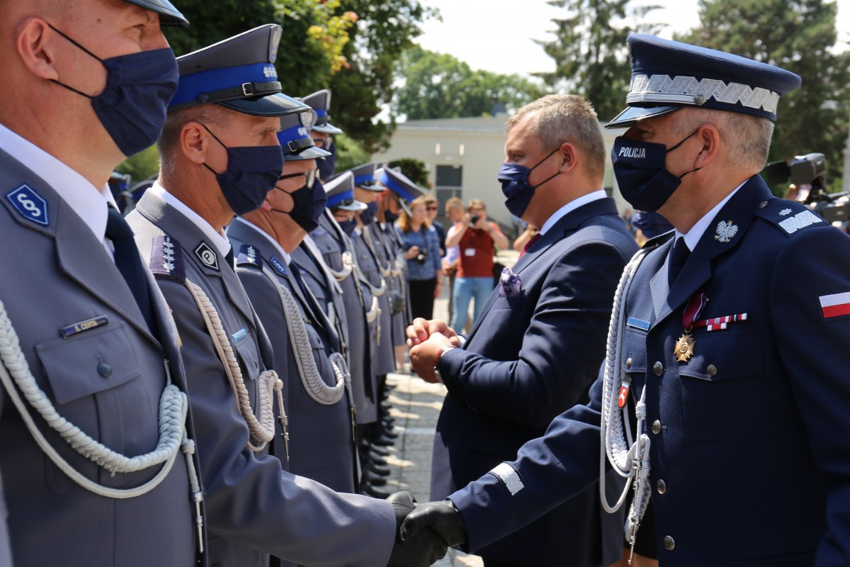 wręczenie policjantom medali i odznaczeń przez Komendanta i Wicewojewodę