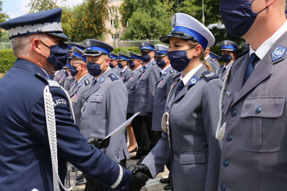 komendant wręcza awans policjantce