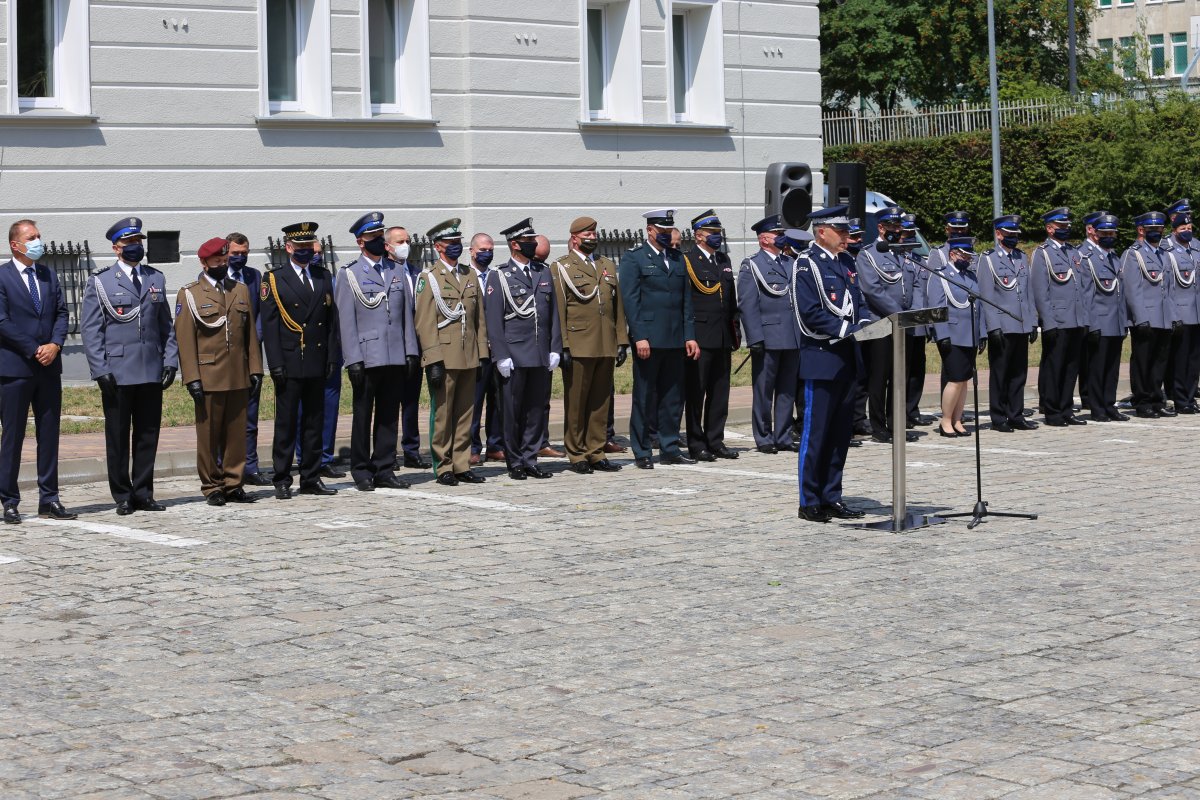 komendant na tle kadry i gości 