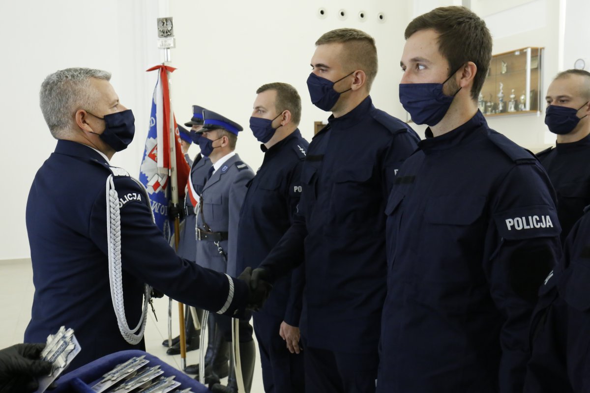 nadinspektor Adam Bielecki gratuluje nowemu policjantowi wstąpienia w nasze szeregi