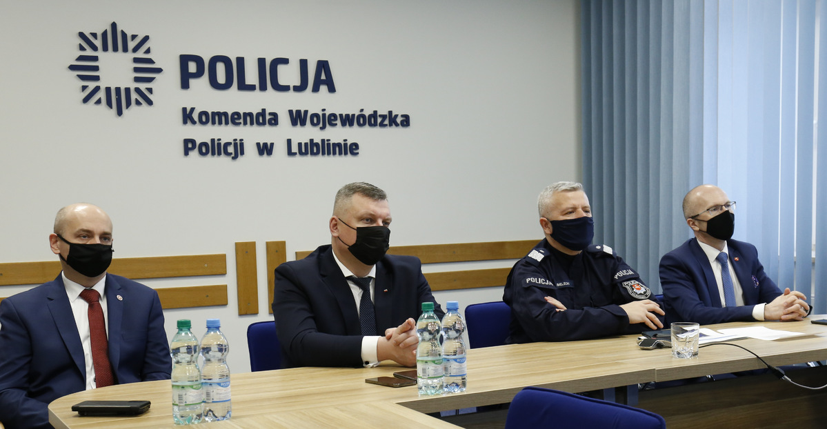 Odprawa roczna której przewodniczył szef lubelskiego garnizonu Policji nadinspektor Artur Bielecki, udział Wicewojewoda Lubelski Pan Robert Gmitruczuk, Członek Zarządu Województwa Lubelskiego Pan Sebastian Trojak oraz Prokurator Okręgowy w Lublinie Robert Malicki.