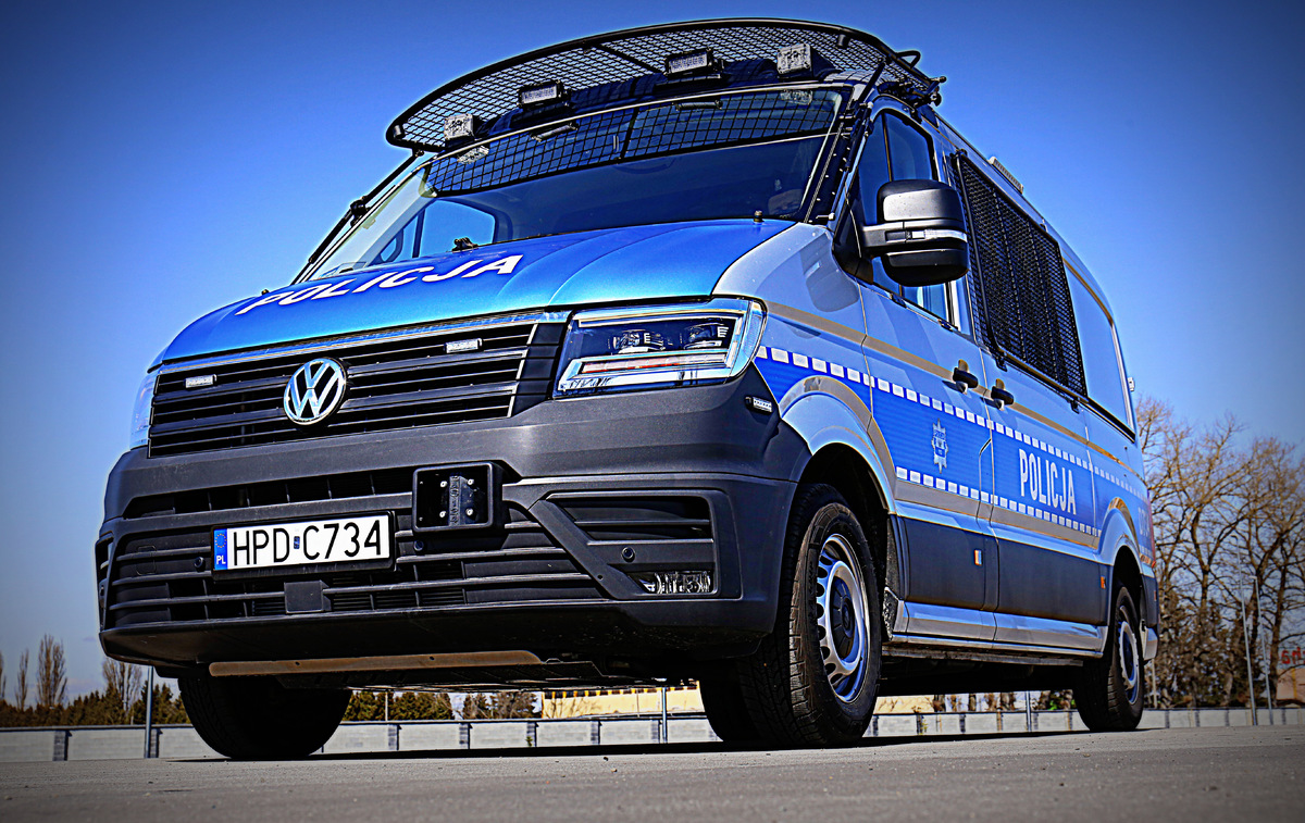 Na zdjęciu nowy oznakowany vw crafter.