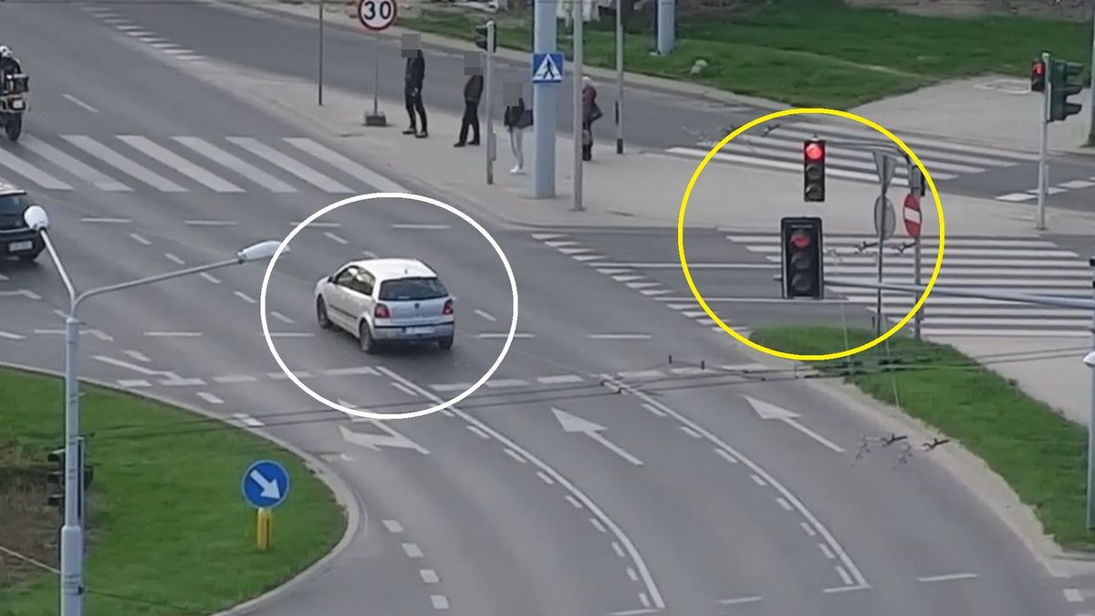 Stop klatka z nagrania na którym widać jak kierowca przejeżdża na czerwonym świetle.