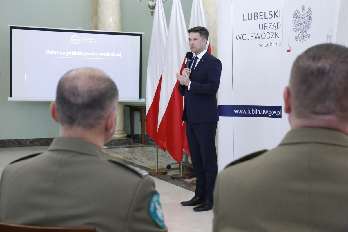 Poseł Sylwester Tułajew przemawia do zgromadzonych gości.