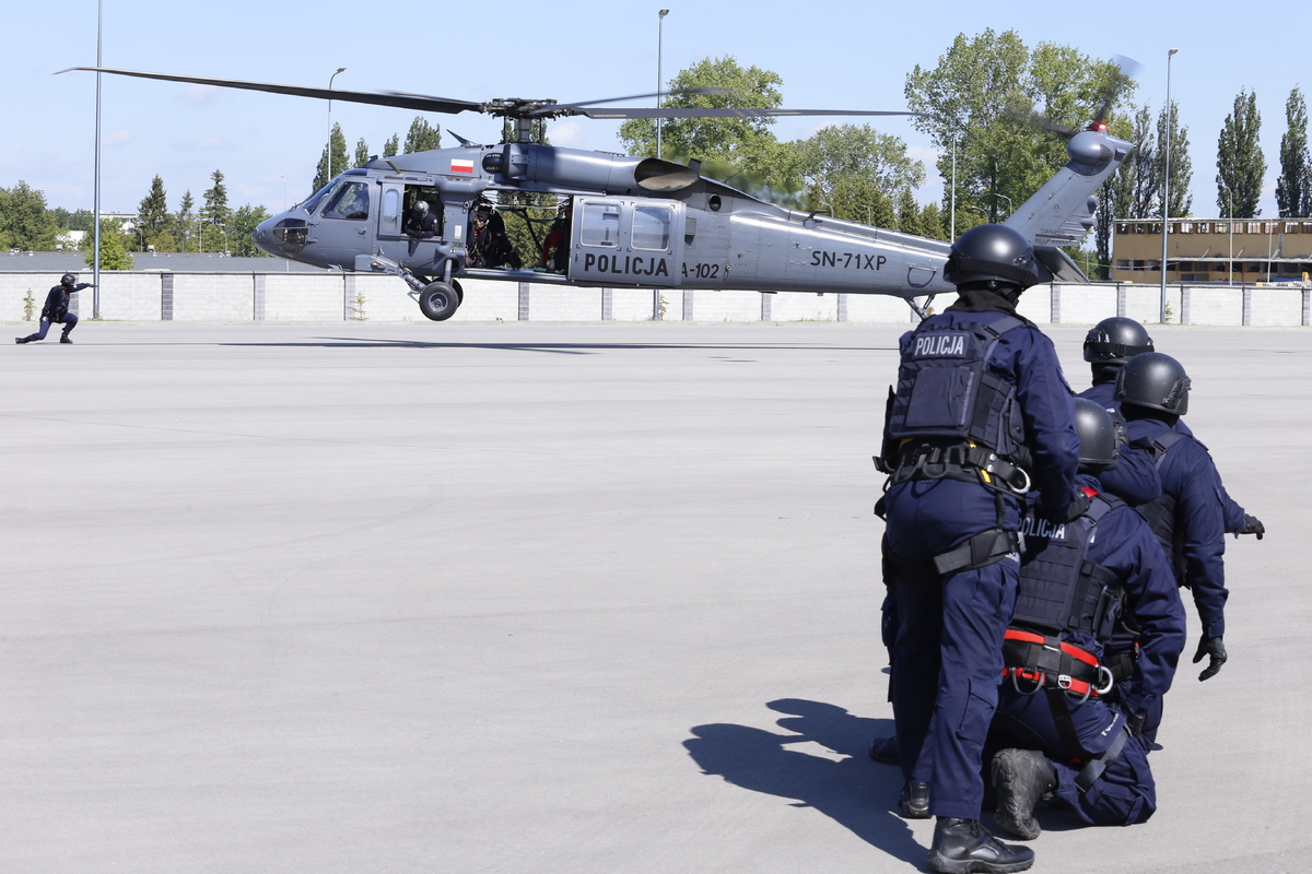 Policjanci w umundurowaniu ćwiczebnym szykują się do wejścia na pokład Black Hak.