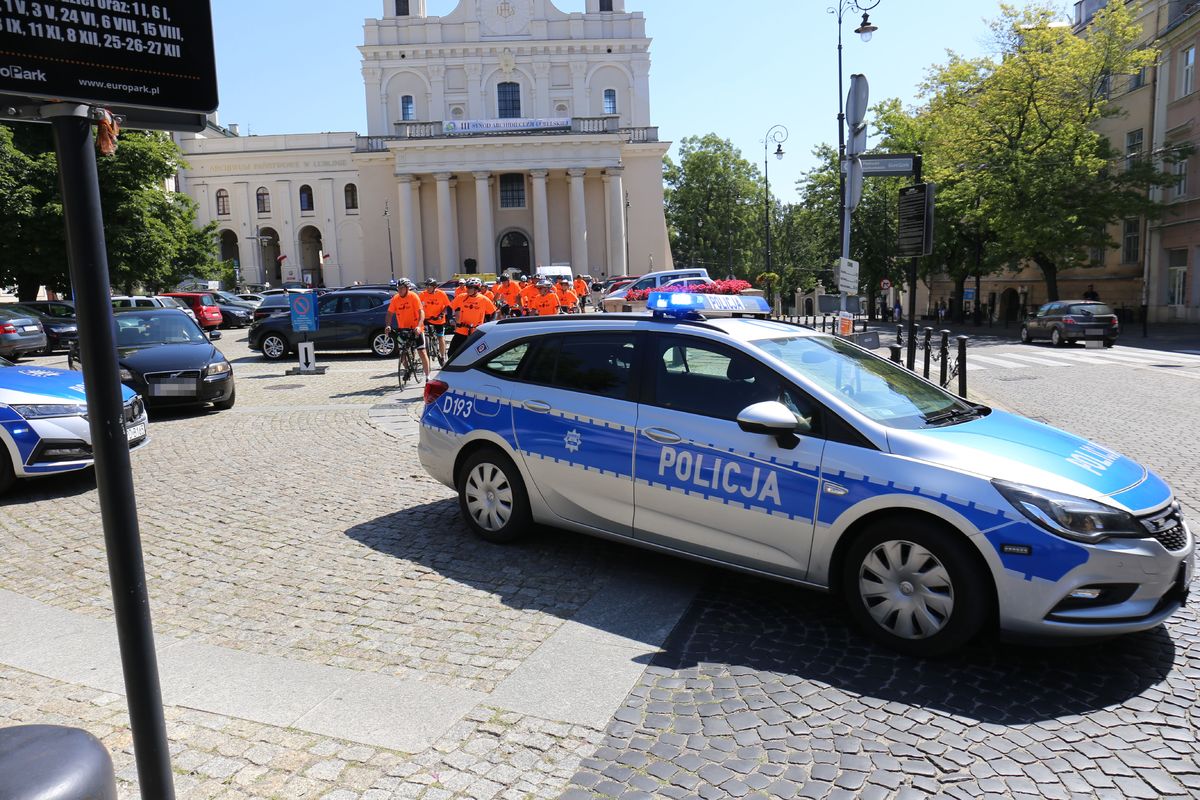 radiowóz pilotuje grupę rowerzystów