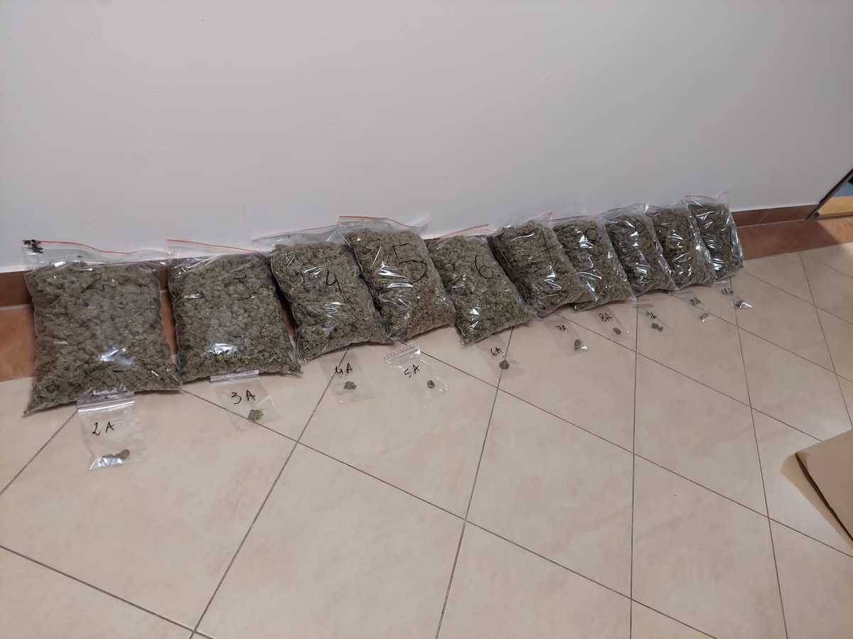 Narkotyki w foliowych torbach ułożone obok siebie na korytarzu Komendy Wojewódzkiej Policji w Lublinie..