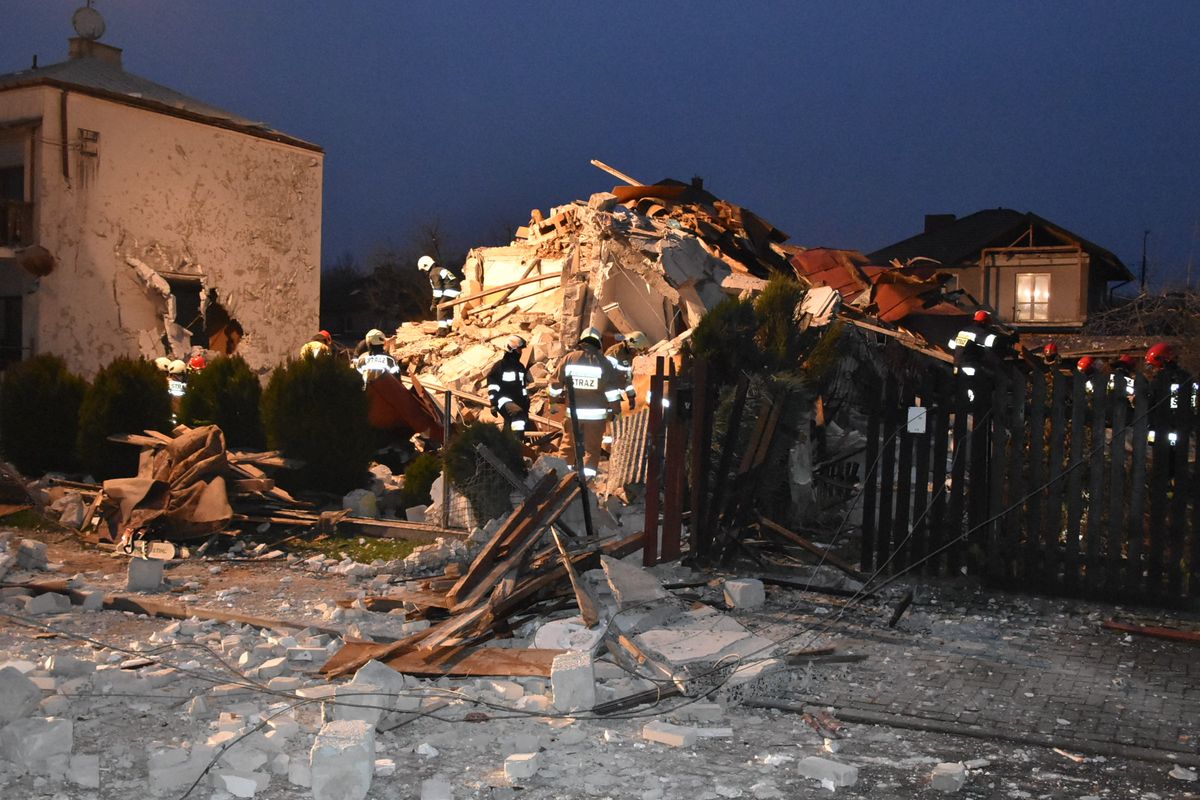 Zdjęcie zniszczonego domu po eksplozji.