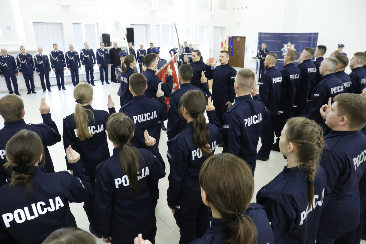 Policjanci ślubują na Sztandar Komendy Wojewódzkiej Policji w Lublinie.