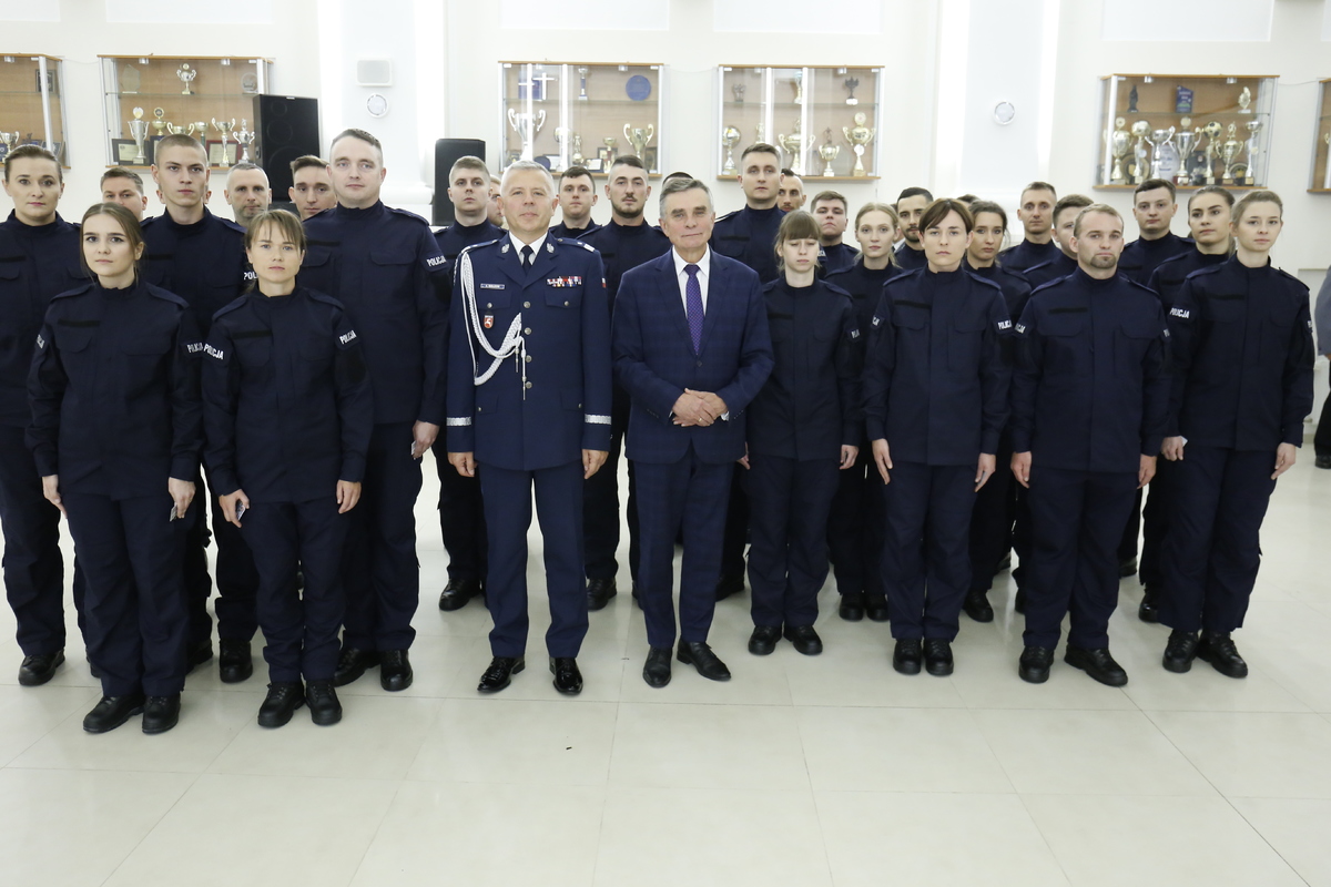 Grupowe zdjęcie Komendanta Wojewódzkiego Policji w Lublinie i Wojewody Lubelskiego Lecha Sprawki z nowymi Policjantami. 