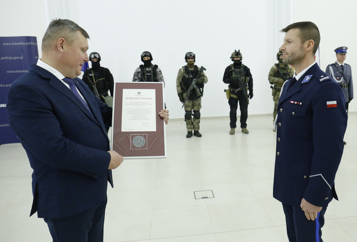 Dyplom wraz z Medalem od Wojewody Lubelskiego na ręce Dowódcy SPKP w Lublinie podinsp. Krzysztofa  Obroślińskiego wręczył Wicewojewoda Lubelski Pan Robert Gmitruczuk.