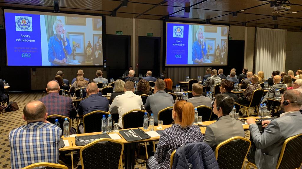 Wyświetlany spot podczas konferencji.