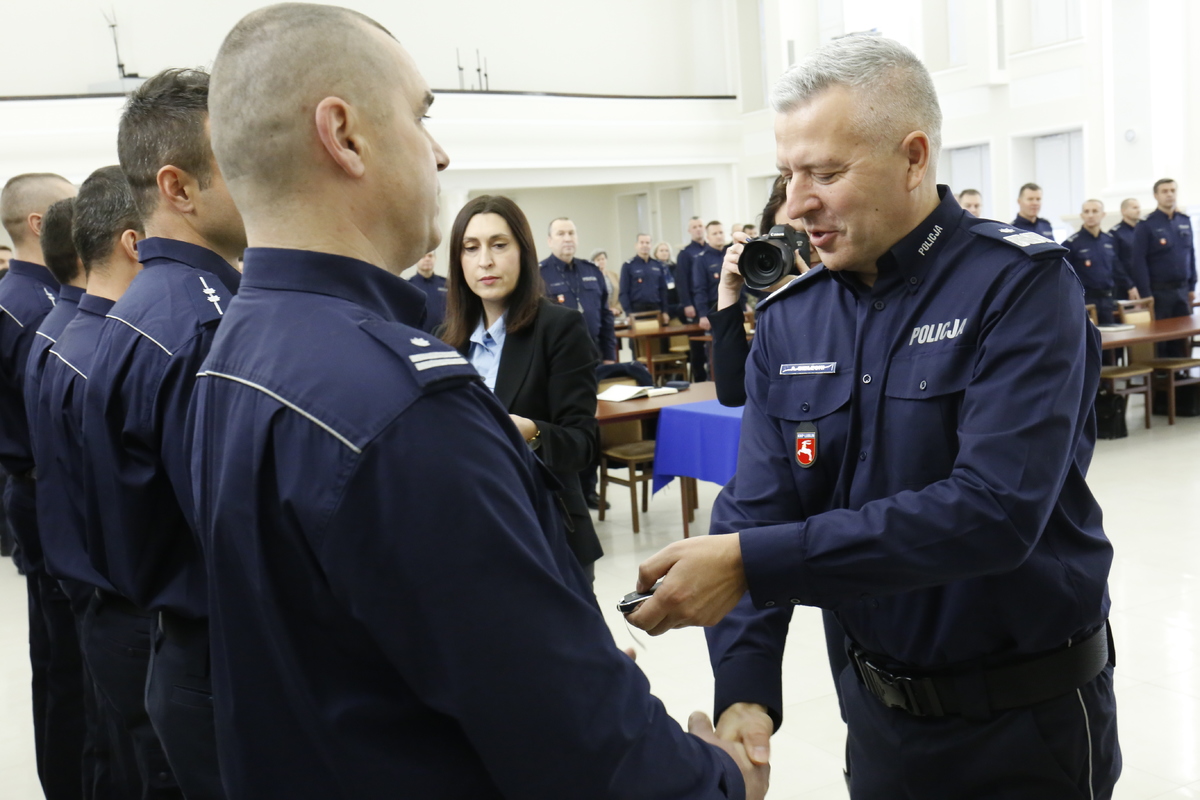 nadinsp. Artur Bielecki Komendant Wojewódzki Policji w Lublinie wręcza kluczyki do nowych radiowozów funkcjonariuszom.