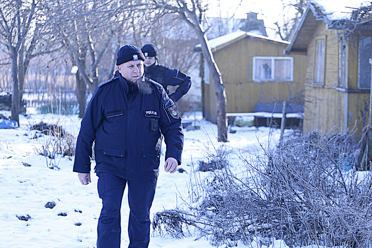 Policjanci patrolują ogródki działkowe w Lublinie.