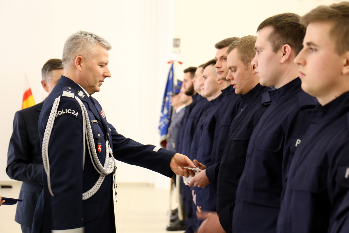 Nadinsp. Artur Bielecki Komendant Wojewódzki Policji w Lublinie wręcza legitymacje nowym funkcjonariuszom.