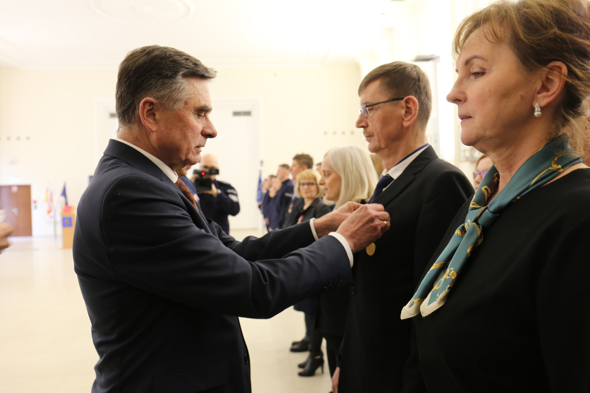 Wojewoda Lubelski Lech Sprawka wręcza odznaczenia dla funkcjonariuszy oraz pracowników cywilnych.
