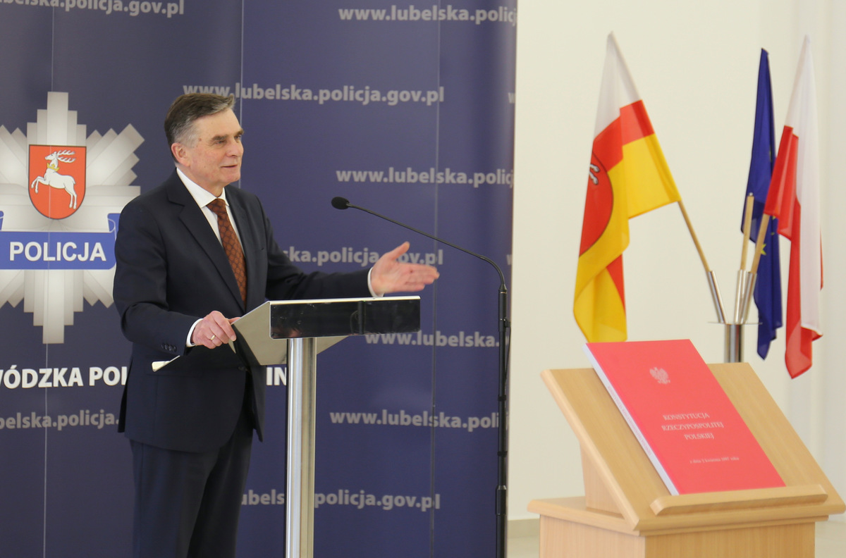 Wojewoda Lubelski Lech Sprawka przemawia do przyjętych funkcjonariuszy.