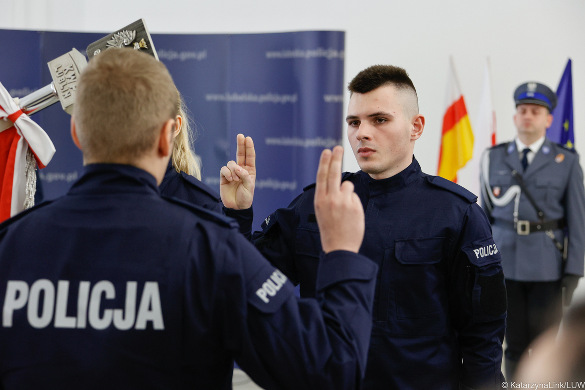 Nowi funkcjonariusze ślubują na Sztandar Komendy Wojeódzkiej Policjiw Lublinie.