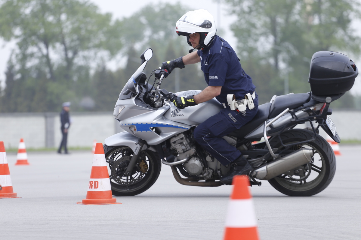 policjant drogówki na motocyklu 