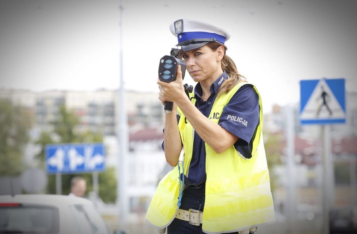 policjantka mierzy prędkość