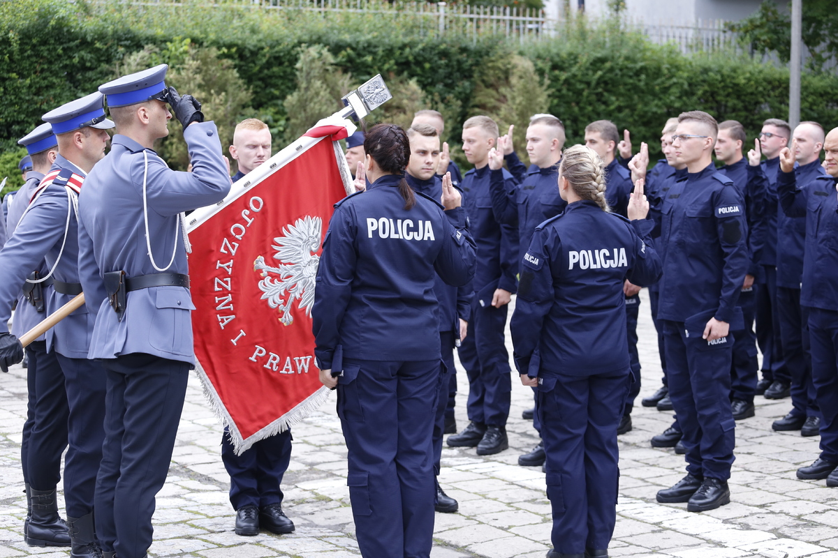 Policjanci ślubują na Sztandar Komendy Wojewódzkiej Policji w Lublinie.