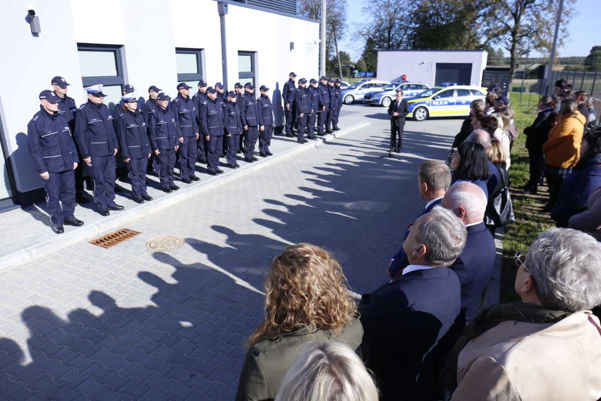 zgromadzeni uczestnicy otwarcia posterunku 