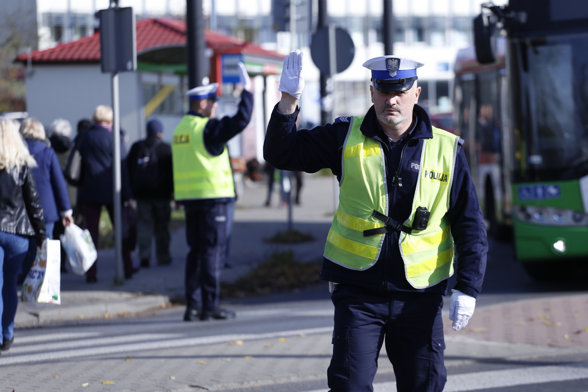 policjanci w rejonie cmentarza kierują ruchem